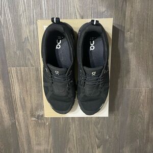 On Cloud (clinical shoe) water resistant